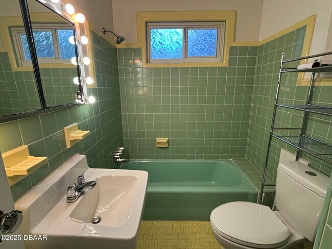 Building Photo - 528 Bostwick Ave