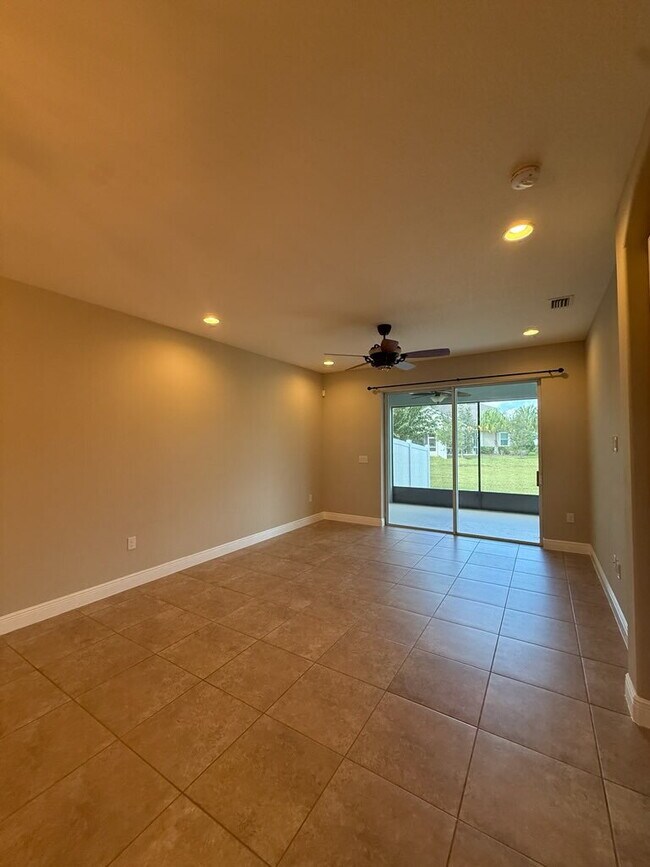 Building Photo - 3/2 townhome in desirable Loren Cove!