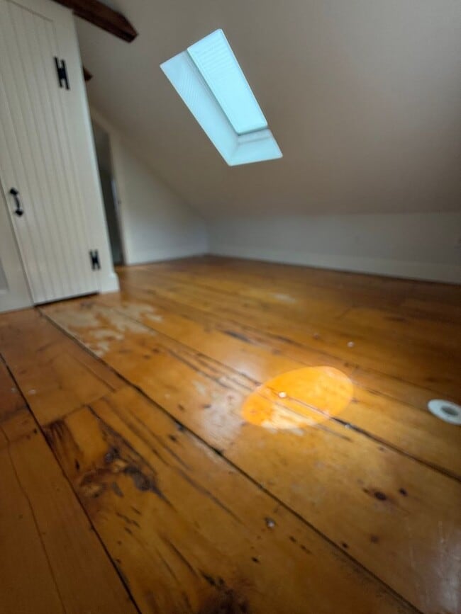 Building Photo - 2 bedroom ,1 bathroom unit at an historic ...