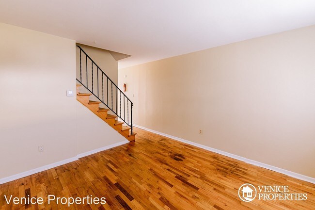 Building Photo - 171 E 12th Ave