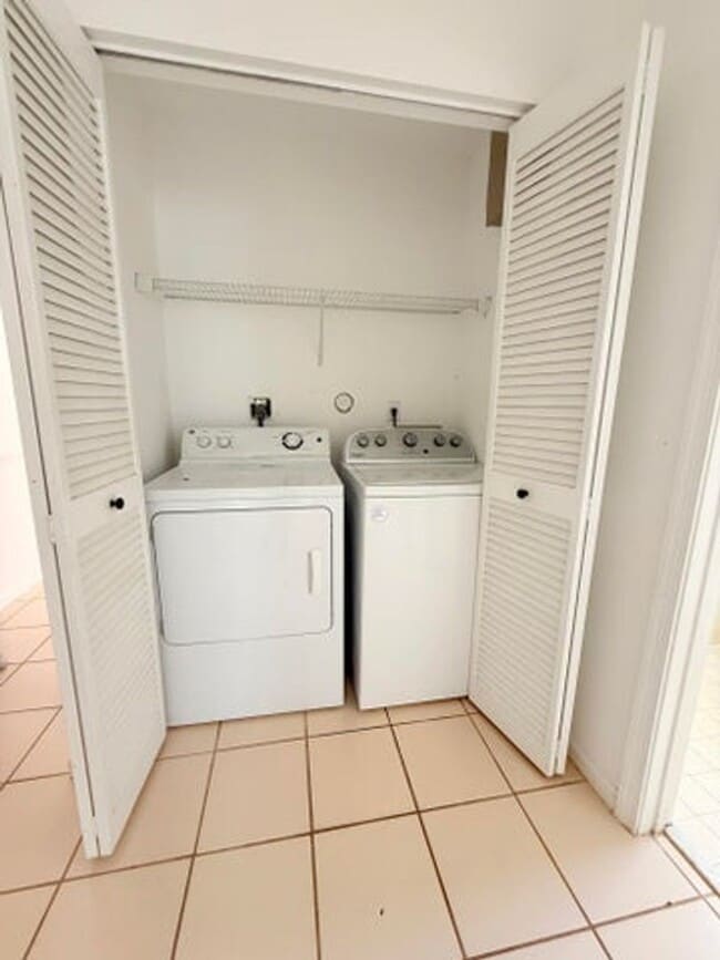 Building Photo - 2645 Country Golf Dr