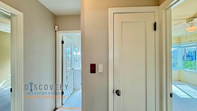 Building Photo - Attractive Mid-Century Modern Dimond Distr...