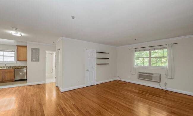 Building Photo - Spacious 1 + 1 Condo in quiet walk up Bldg.