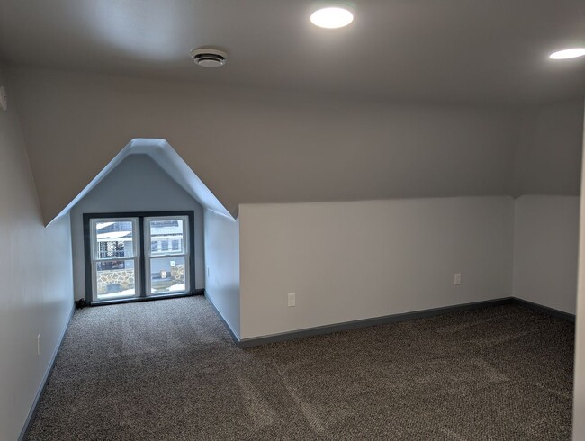 Building Photo - Complete New Remodel: cozy, 1-bedroom apt w/all new kitchen and bath, overlooking Mill Run