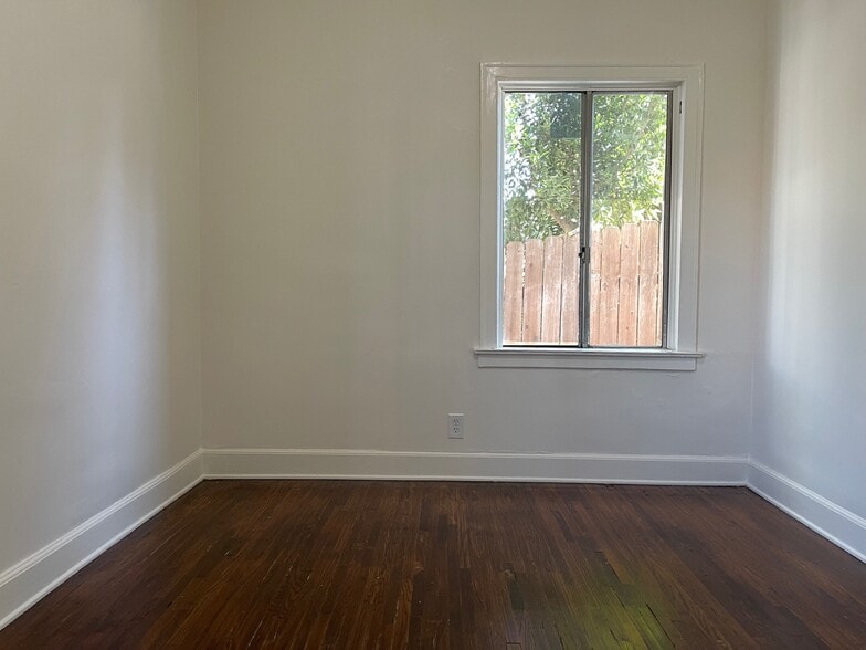 Building Photo - 3000 Kenwood Ave