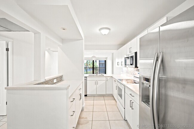 Building Photo - 8 Royal Palm Way