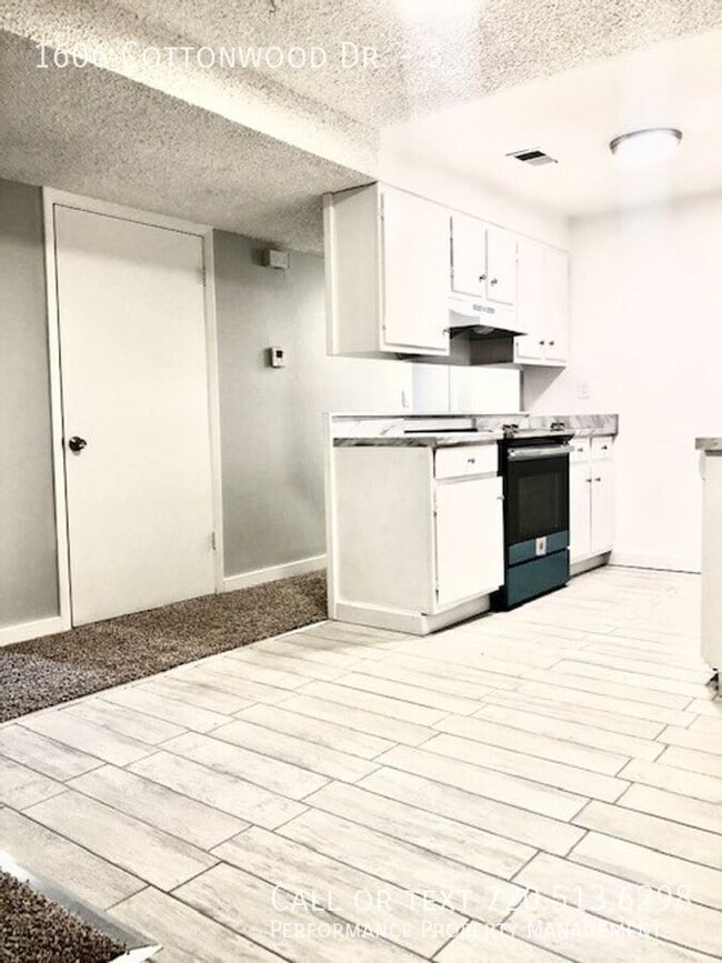 Building Photo - 1606 Cottonwood Dr