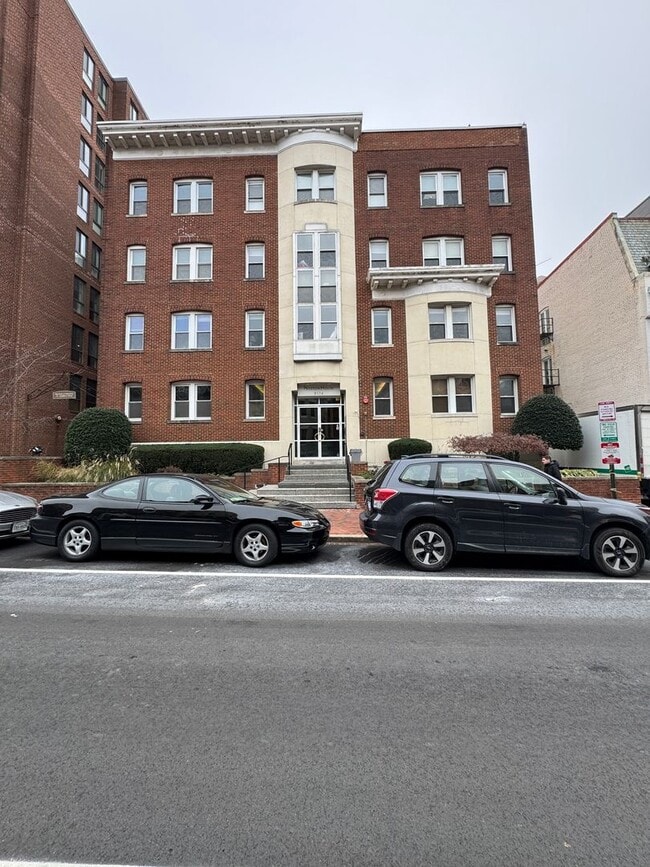 Building Photo - West End One Bedroom Apartment Available Now!