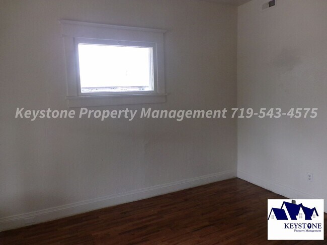 Building Photo - Charming Southside Victorian Tri-plex - Ap...