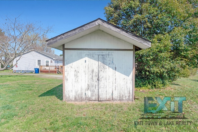 Building Photo - 3 Bedroom/2 Bathroom Home