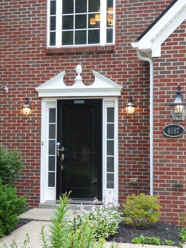 Building Photo - Lovely, Spacious 4 BR House! Vaulted Ceili...