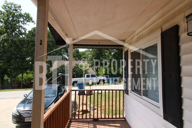 Building Photo - Beautiful Home with a Lakeview! Bonus Sunroom!
