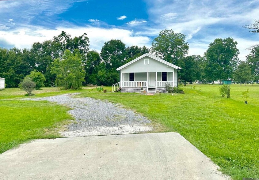 Building Photo - 14039 Young Rd