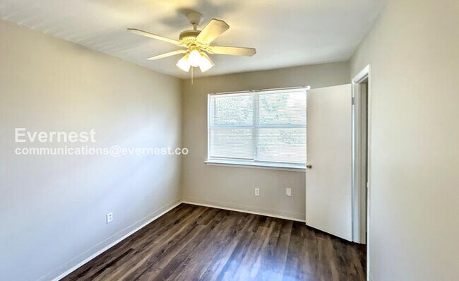 Building Photo - 1512 11th Ave N