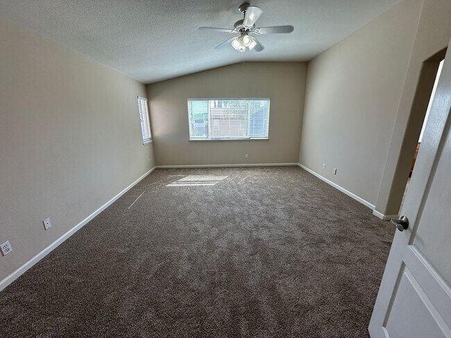 Building Photo - Gorgeous 6 Bedroom, 3 Bath Antioch Home