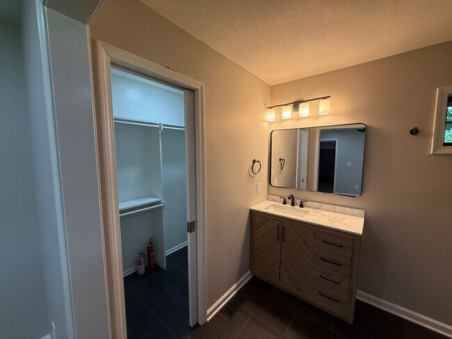 Building Photo - Westwood KS Renovated 3 Bed/2.5 Bath MainLevel Home with Attached Garage and Utilities w/Fee, Own...