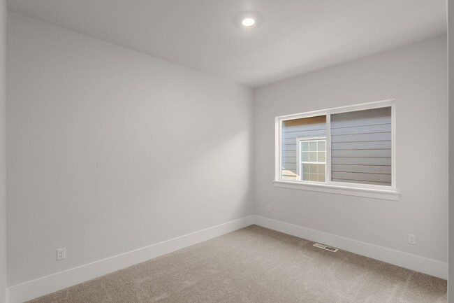 Building Photo - 4 Bedroom/2Bathroom in the Axiom at River ...