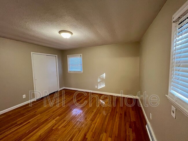 Building Photo - 528 Carolina Ave N