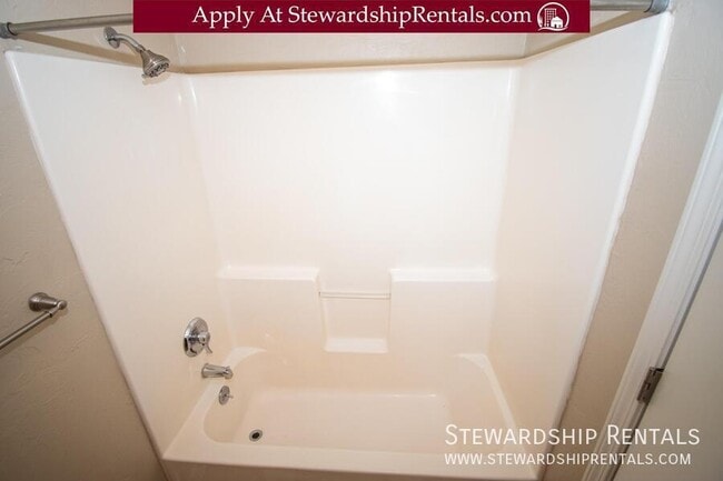 Building Photo - 5051 Forsythia St