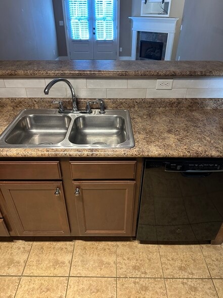 Kitchen - 141 Singapore Cir