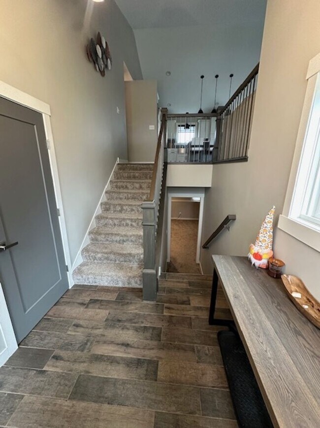 Building Photo - 5 bedrooms 3 bathrooms and a 3-car garage