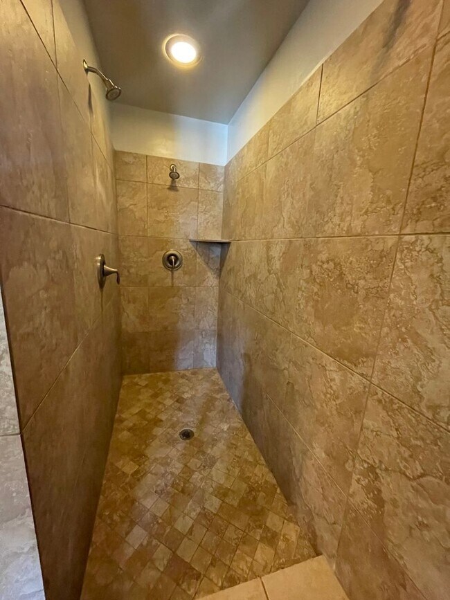 Building Photo - Beautiful 5 Bedroom Home in Daybreak