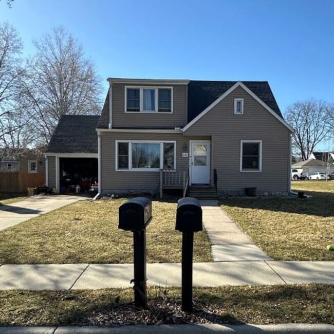 Building Photo - 206 4th St