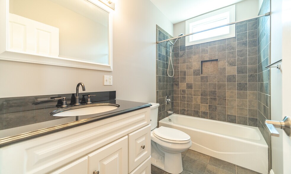 Building Photo - 362 Soundview Ave