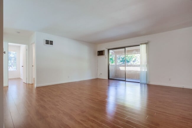 Building Photo - Cute Oceanside condo with garage parking!
