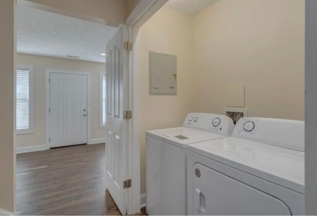 Building Photo - 435 Pin Oak Dr NW