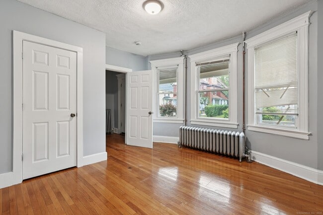 Building Photo - 15-17-17 Mountford St