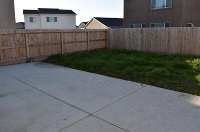 Building Photo - 2447 Quesada Dr