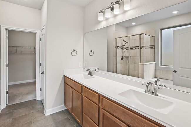 Building Photo - 4 Bedroom/3 bath home Southglen Subdivision