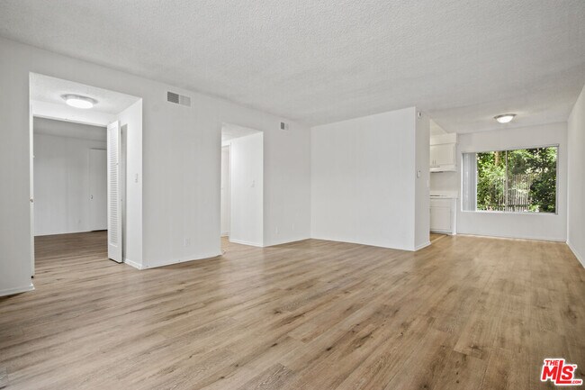 Building Photo - 1140 N Clark St