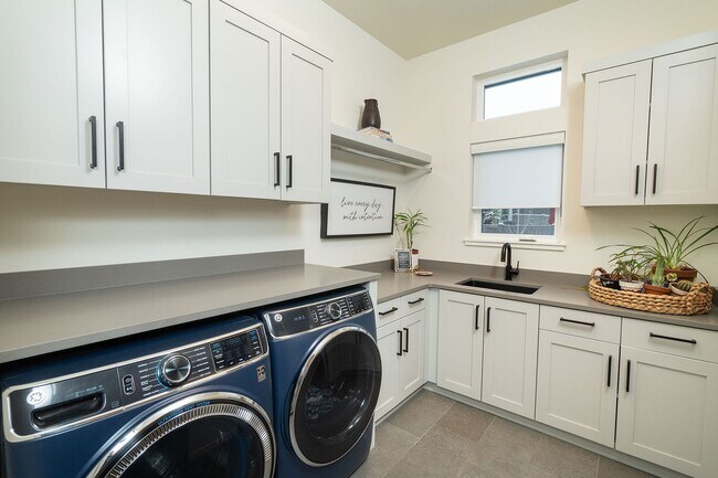 Building Photo - Custom 4 Bed Home in Shevlin West