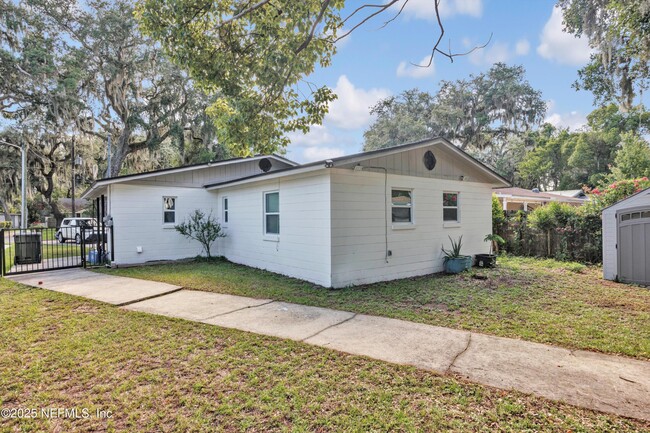 Building Photo - 730 Pine Ave