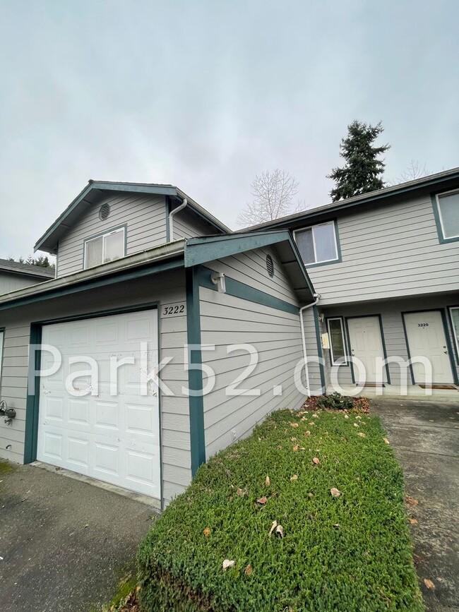 Building Photo - 2 Bedroom University Place Townhome