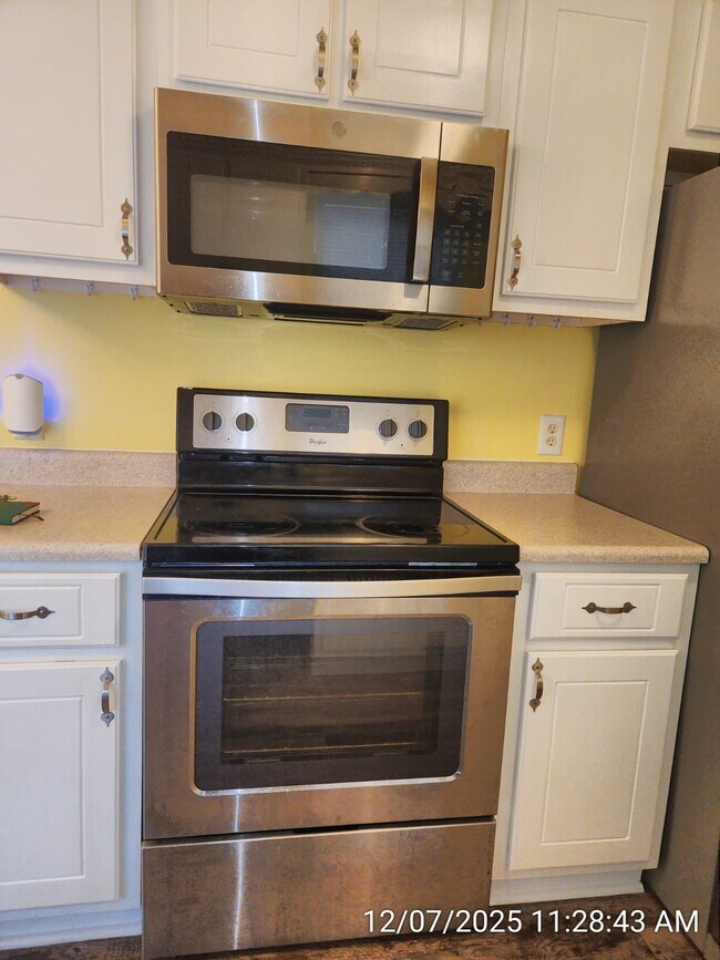 Building Photo - 323 Aubrey Ave