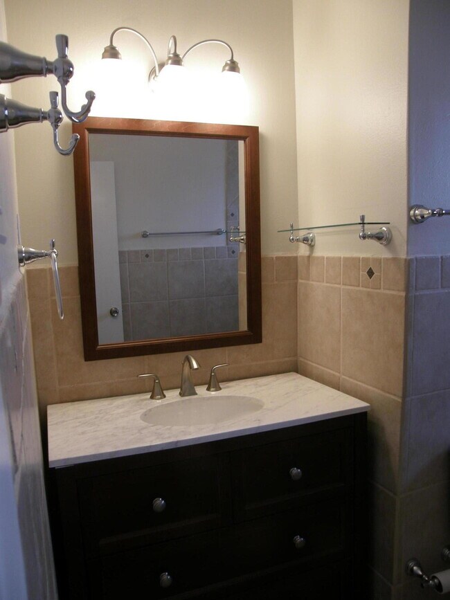 Building Photo - 5813 Beaumont Pl