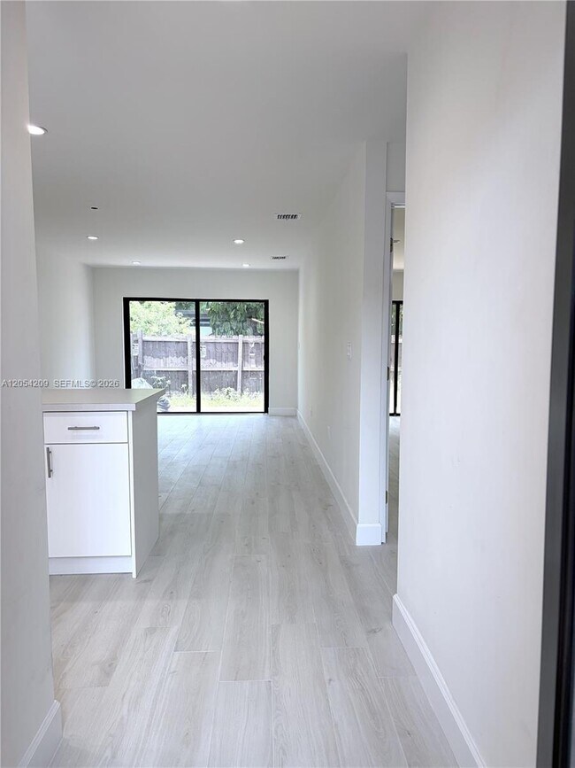 Building Photo - 3809 SW 82nd Ave
