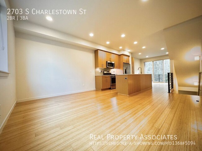 Building Photo - Gorgeous Townhome