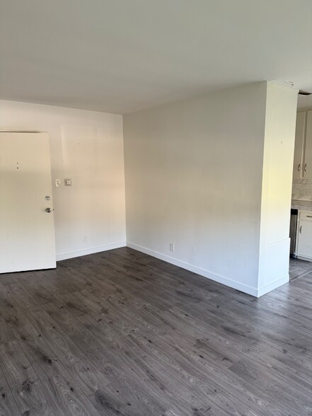 Building Photo - 2140 Beachwood Dr
