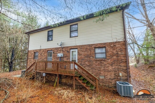 Building Photo - Two-Story Duplex in Excellent Blacksburg Location