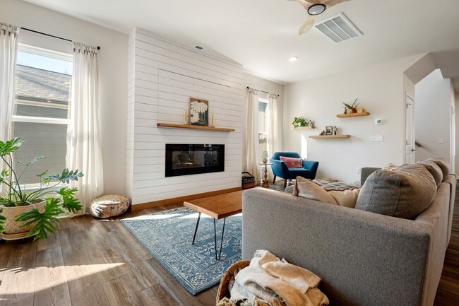 Building Photo - Gorgeous modern craftsman home in South Raleigh!