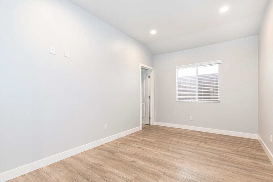 Building Photo - 10563 Vinedale St