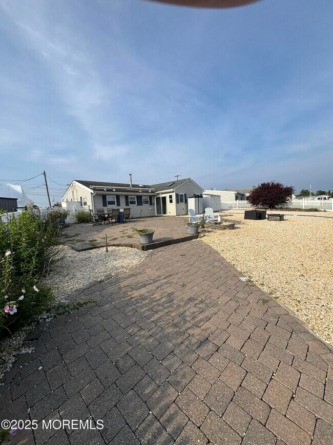 Building Photo - 127 Bloomfield Rd