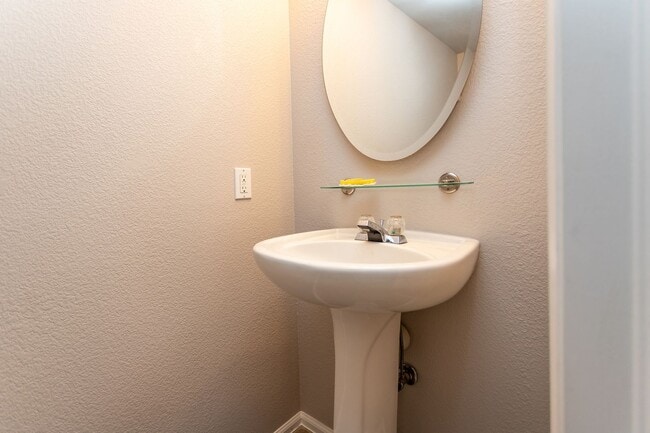 Building Photo - Beautiful 4-bedroom 3-bath located in Stetson Hills!