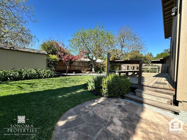 Building Photo - Spacious 4+BD/3BA Two-Story Home with Expansive Yard