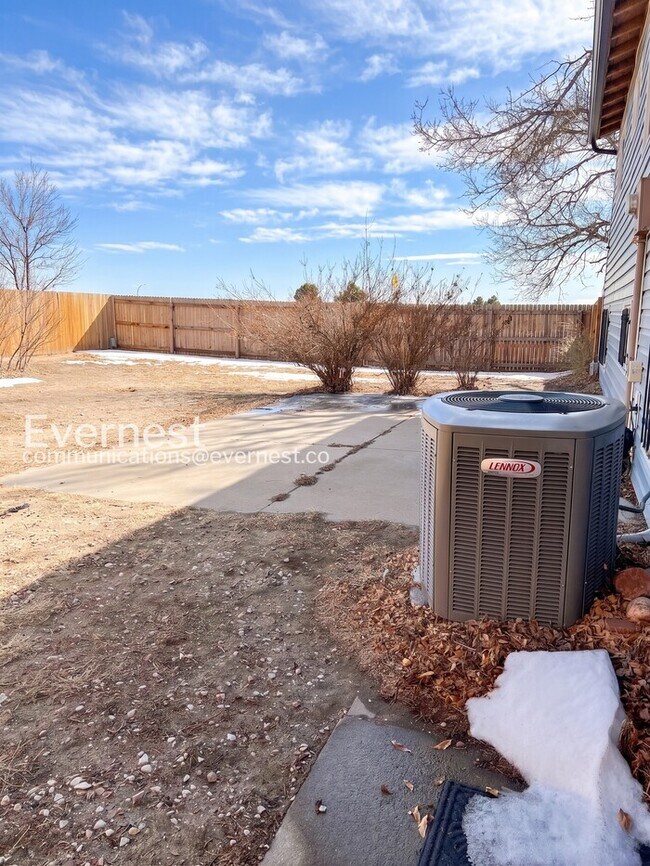 Building Photo - 3 Bed/2 Bath Home with Fenced Yard & Garage / Available Soon!