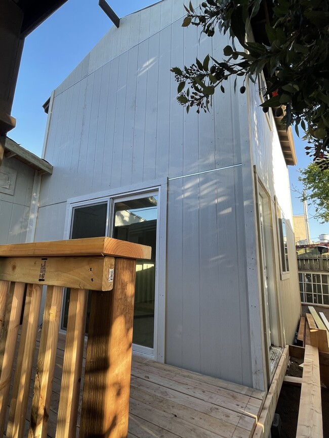 Building Photo - 2005 10th St